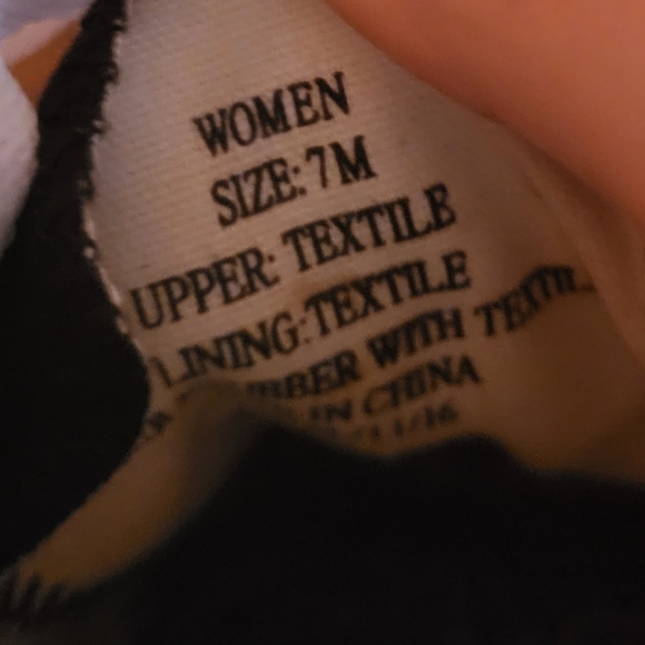 SKICKS Cincinnati Bearcats Low Top Womens Shoes Sneakers Size 7 - Picture 4 of 9